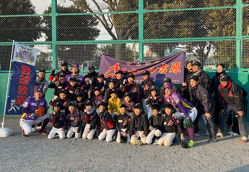今年も神奈川フューチャードリームスの選手を招いて地元の少年野球チームを対象に野球教室を開催しました。
